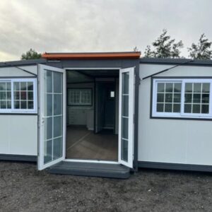 Mobiles Minihaus mit zwei Schlafzimmern und Küche – Modell Deluxe Stahlworks – Bild 4