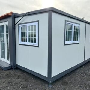 Mobiles Minihaus mit zwei Schlafzimmern und Küche – Modell Deluxe Stahlworks – Bild 1
