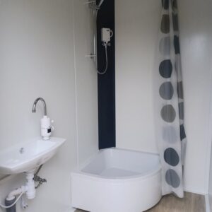 DOPPELTER SANITÄRCONTAINER MIT 2 KABINEN – WC UND DUSCHE – Bild 8