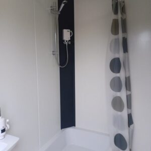 DOPPELTER SANITÄRCONTAINER MIT 2 KABINEN – WC UND DUSCHE – Bild 9