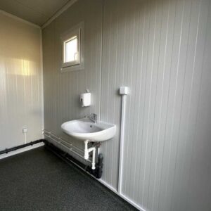 Sanitärcontainer 3 × 6 m – ausgestattet mit 6 Duschen, 2 Waschbecken und 300-Liter-Warmwasserboiler – Bild 9