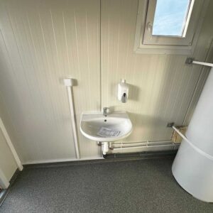 Sanitärcontainer 3 × 6 m – ausgestattet mit 6 Duschen, 2 Waschbecken und 300-Liter-Warmwasserboiler – Bild 7