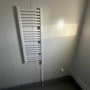 Sanitärcontainer 3 × 6 m – ausgestattet mit 6 Duschen, 2 Waschbecken und 300-Liter-Warmwasserboiler – Bild 12