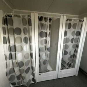 Sanitärcontainer 3 × 6 m – ausgestattet mit 6 Duschen, 2 Waschbecken und 300-Liter-Warmwasserboiler – Bild 3