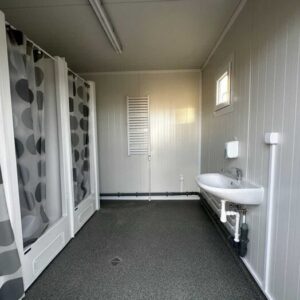 Sanitärcontainer 3 × 6 m – ausgestattet mit 6 Duschen, 2 Waschbecken und 300-Liter-Warmwasserboiler – Bild 6