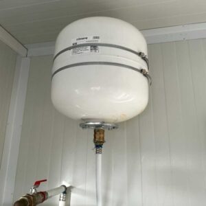Sanitärcontainer 3 × 6 m – ausgestattet mit 6 Duschen, 2 Waschbecken und 300-Liter-Warmwasserboiler – Bild 11