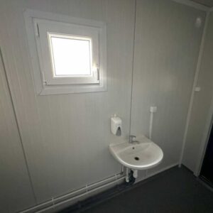 Sanitärcontainer 3 × 6 m – ausgestattet mit 6 Duschen, 2 Waschbecken und 300-Liter-Warmwasserboiler – Bild 14