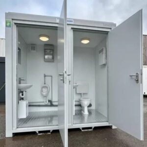 Doppelter Sanitärcontainer 2,4 × 1,5 m – WC + separates Urinal – Bild 1