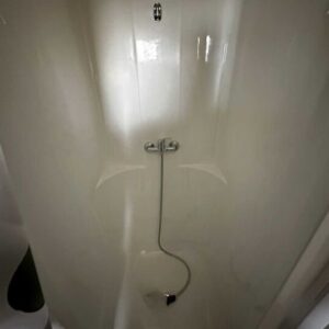 Sanitärcontainer 3 × 6 m – ausgestattet mit 6 Duschen, 2 Waschbecken und 300-Liter-Warmwasserboiler – Bild 15