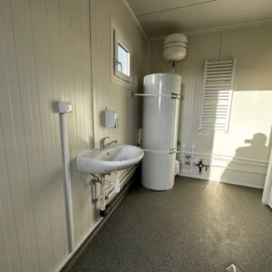 Sanitärcontainer 3 × 6 m – ausgestattet mit 6 Duschen, 2 Waschbecken und 300-Liter-Warmwasserboiler – Bild 16