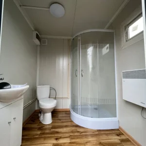 Sanitärcontainer 2 × 2 m mit Dusche und Wassertank – Bild 3