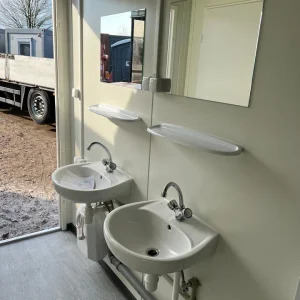 Sanitärmodul 6 × 2,44 m mit 5 WCs – Bild 6